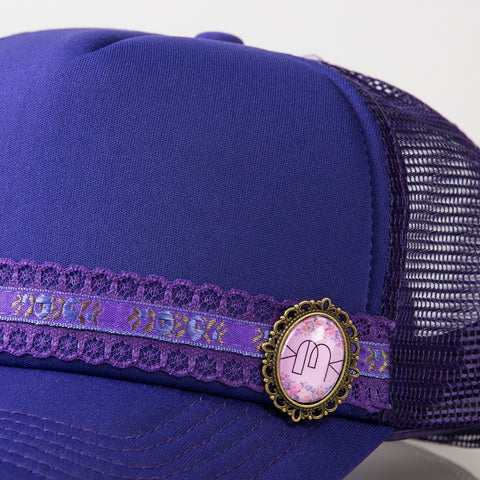 Trucker-Kappe mit Brosche „lila“